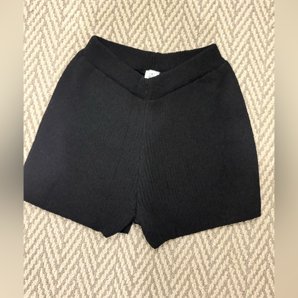 Elegant Black Sleeveless Top - Picture 3 of 4